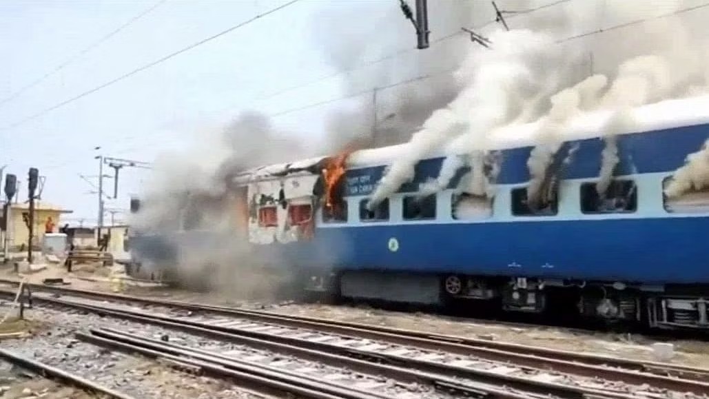 बिहार के कैमूर में ट्रेन में लगाई आग